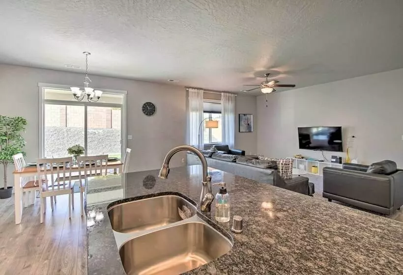 Modern Kennewick Home Near Golfing & Wineries