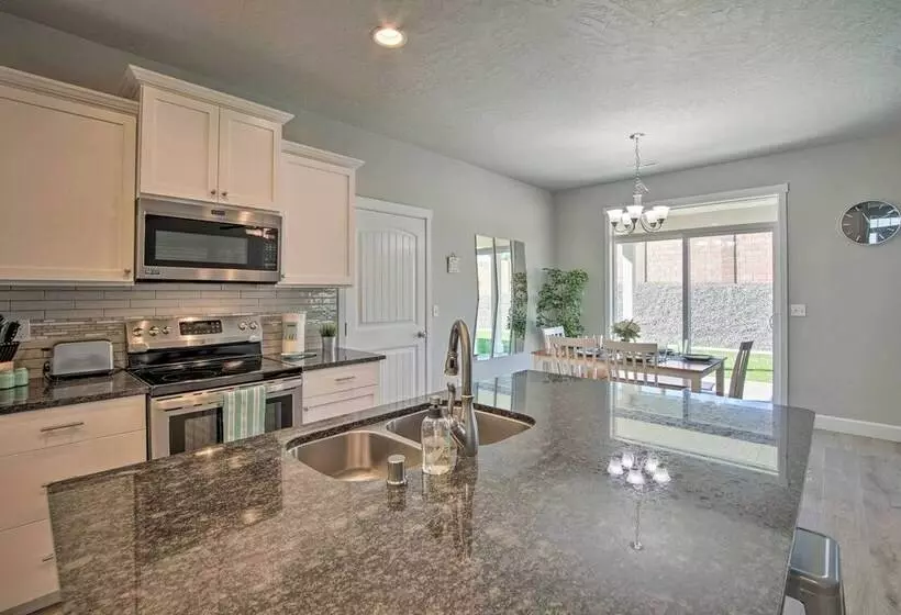 Modern Kennewick Home Near Golfing & Wineries