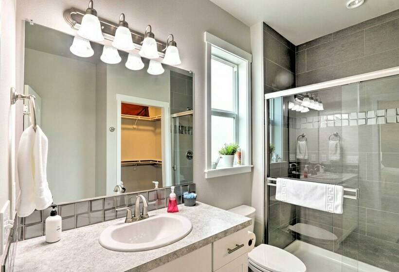 Modern Kennewick Home Near Golfing & Wineries