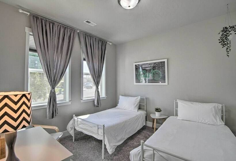 Modern Kennewick Home Near Golfing & Wineries