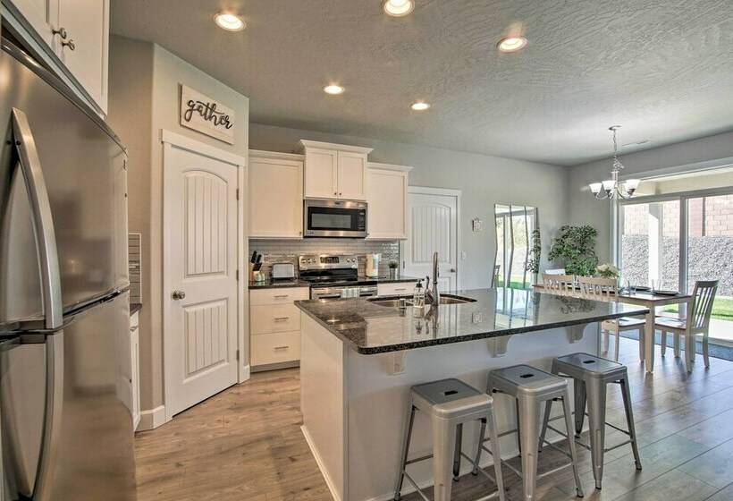 Modern Kennewick Home Near Golfing & Wineries