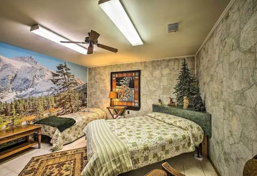 Pine Lodge Cabin  On 450 Acres In Ozark Mountains