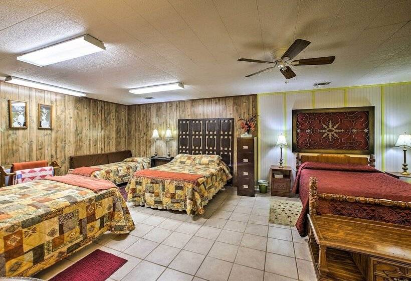 Pine Lodge Cabin  On 450 Acres In Ozark Mountains