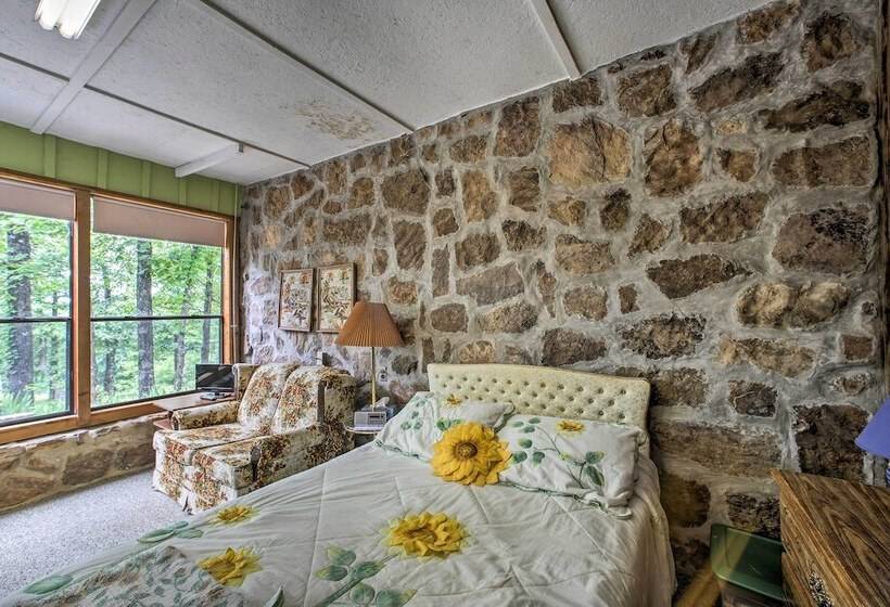 Pine Lodge Cabin  On 450 Acres In Ozark Mountains