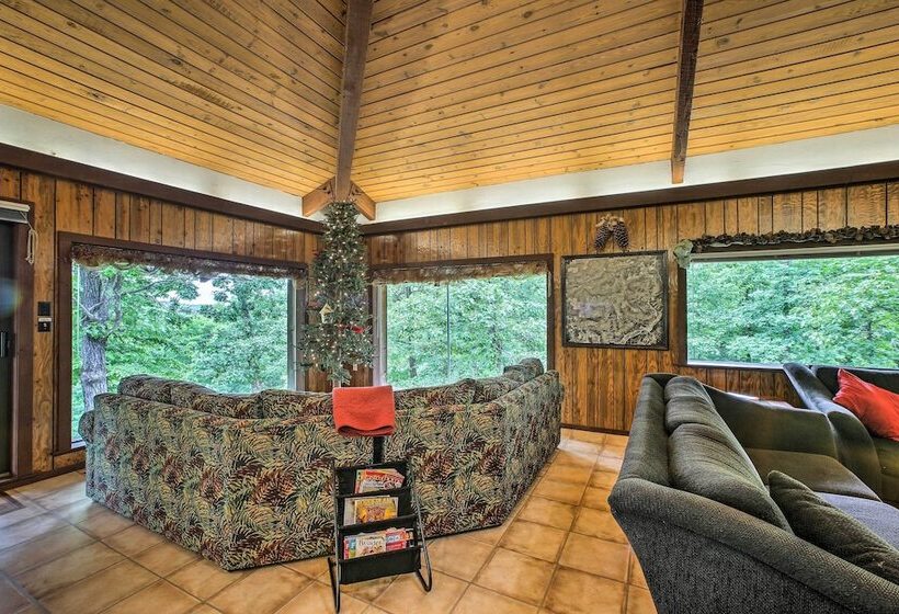 Pine Lodge Cabin  On 450 Acres In Ozark Mountains