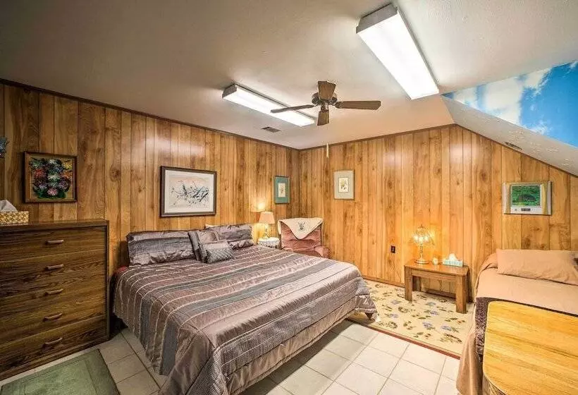 Pine Lodge Cabin  On 450 Acres In Ozark Mountains