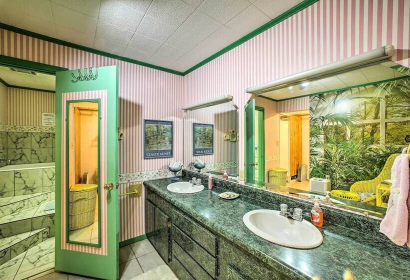 Pine Lodge Cabin  On 450 Acres In Ozark Mountains