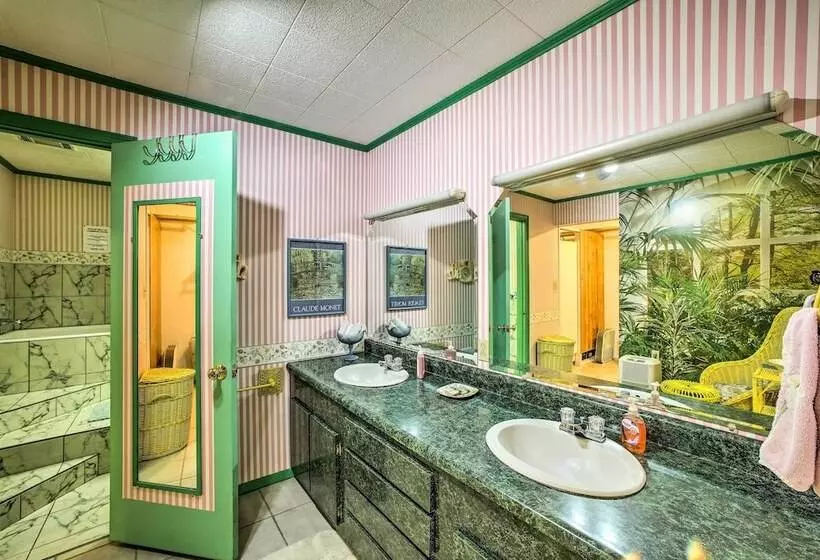 Pine Lodge Cabin  On 450 Acres In Ozark Mountains