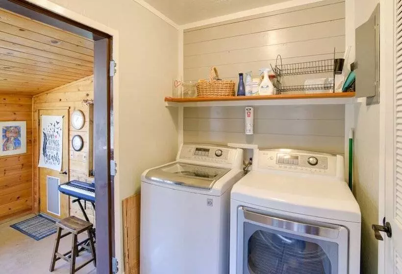 Quiet Challenge Brownsville Home Near Collins Lake