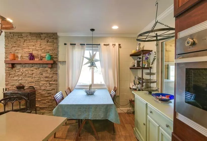 Quiet Challenge Brownsville Home Near Collins Lake