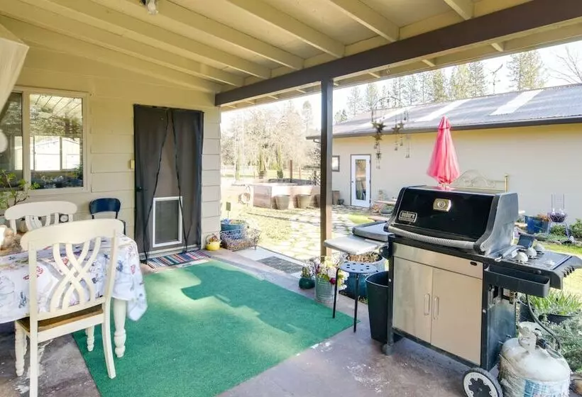 Quiet Challenge Brownsville Home Near Collins Lake