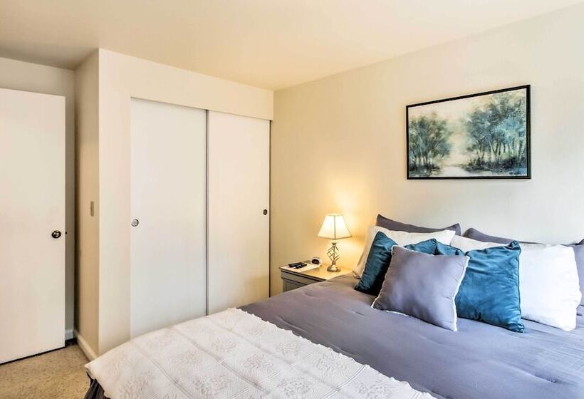 Quiet Lakefront Olympia Home W/ Dock On Half Acre