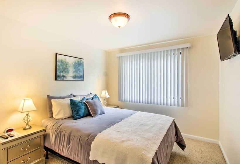 Quiet Lakefront Olympia Home W/ Dock On Half Acre