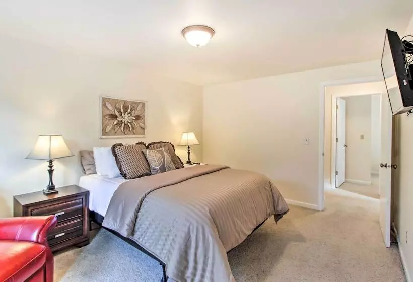 Quiet Lakefront Olympia Home W/ Dock On Half Acre