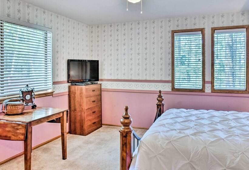 Scenic Woodland Park Hideaway W/ Wraparound Deck!