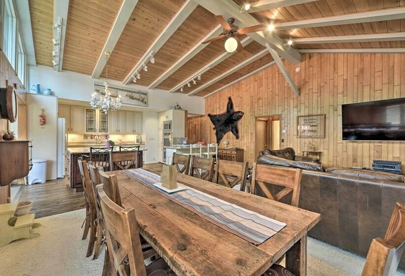 Spacious Danbury Home W/ Direct Lake Access!