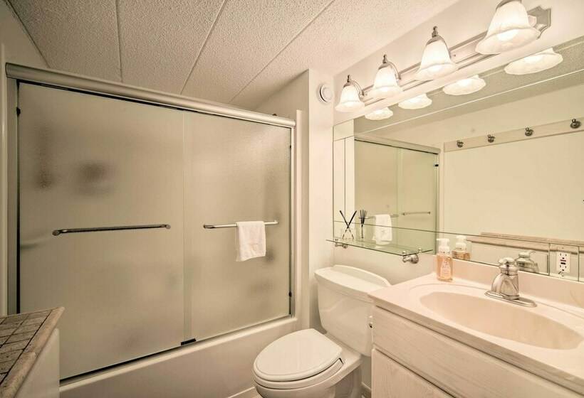 Spacious Danbury Home W/ Direct Lake Access!