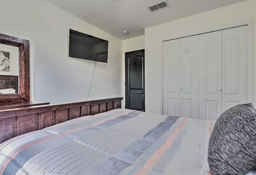 Spacious Home W/ Sunroom, 15 Mi To Pensacola!