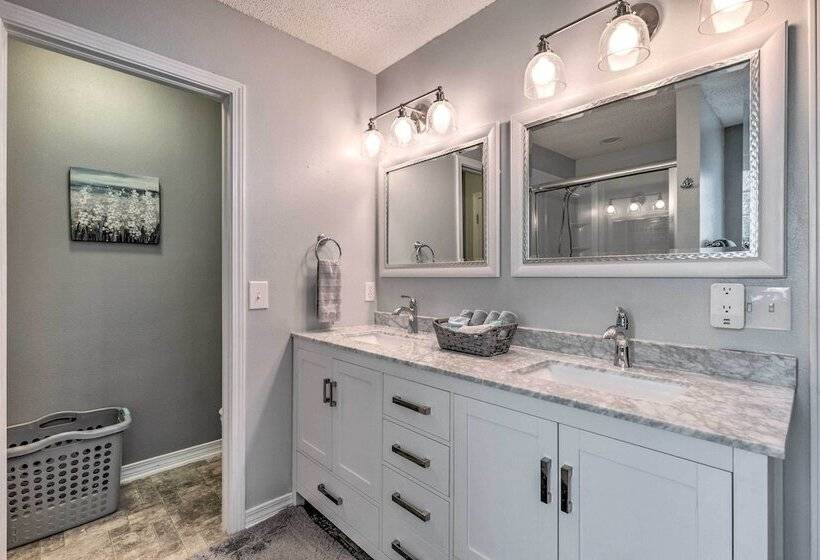 Spacious Home W/ Sunroom, 15 Mi To Pensacola!