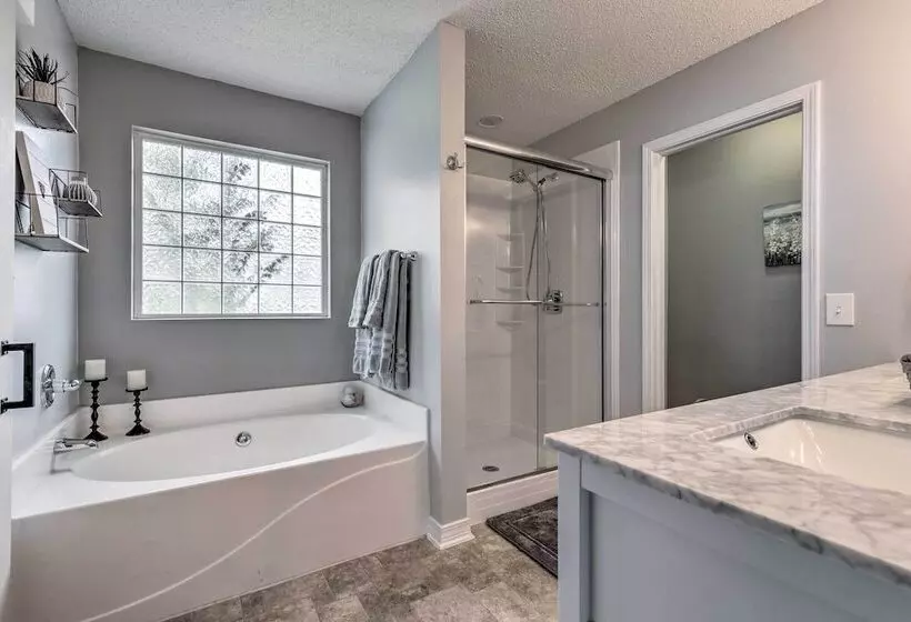 Spacious Home W/ Sunroom, 15 Mi To Pensacola!