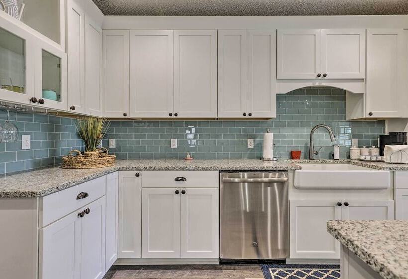 Spacious Home W/ Sunroom, 15 Mi To Pensacola!