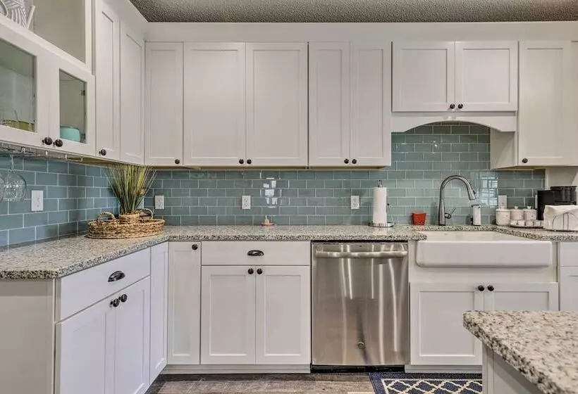 Spacious Home W/ Sunroom, 15 Mi To Pensacola!