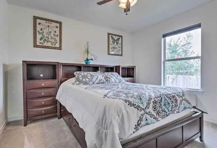 Spacious Home W/ Sunroom, 15 Mi To Pensacola!