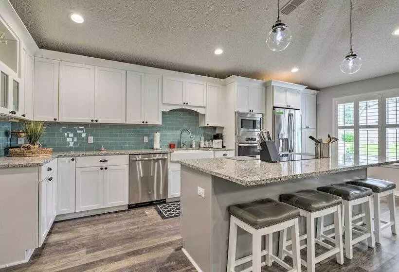 Spacious Home W/ Sunroom, 15 Mi To Pensacola!