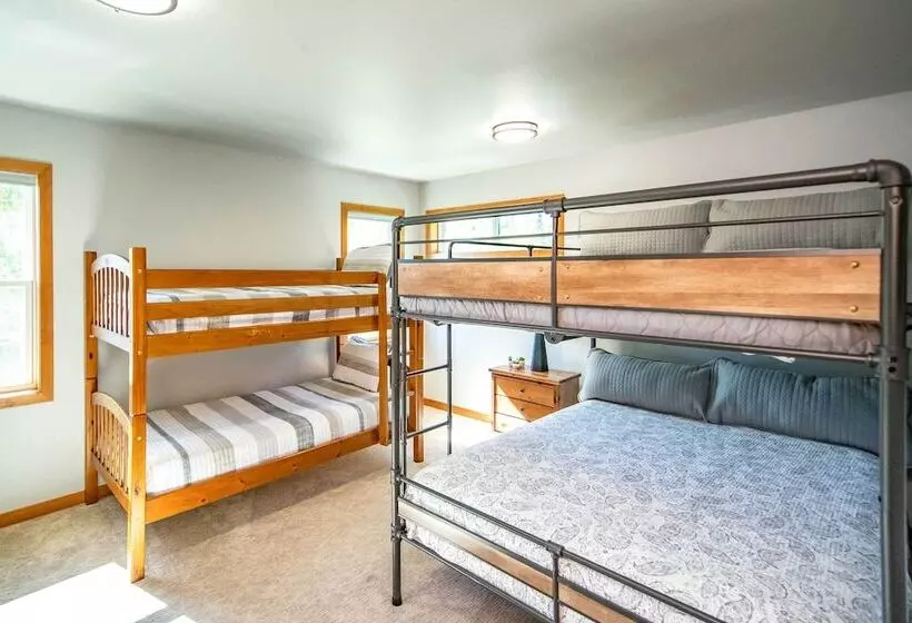 Spacious Lakeside Family Home On Big Bearskin Lake