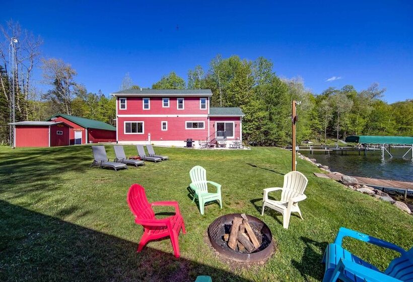 Spacious Lakeside Family Home On Big Bearskin Lake