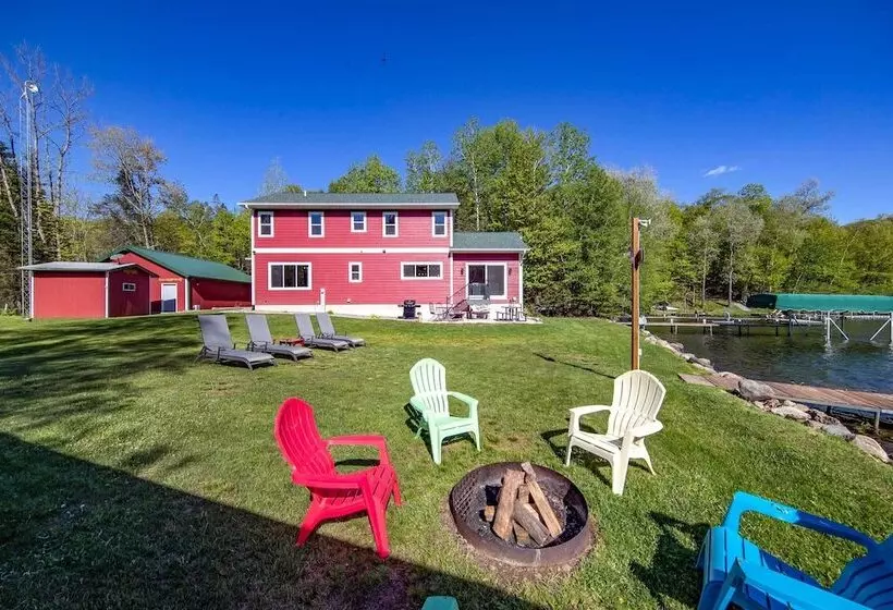 Spacious Lakeside Family Home On Big Bearskin Lake