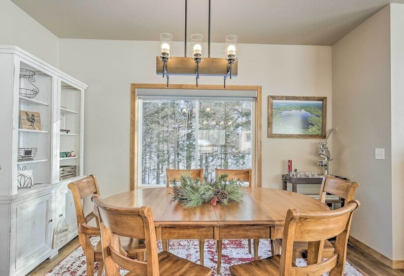 Spacious Lakeside Family Home On Big Bearskin Lake