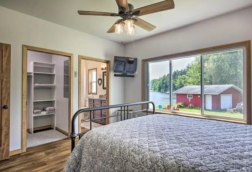 Spacious Lakeside Family Home On Big Bearskin Lake