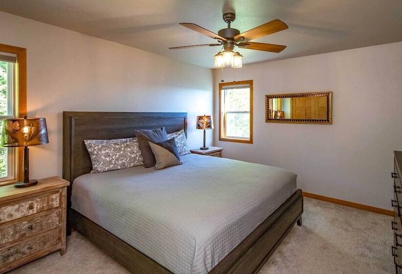 Spacious Lakeside Family Home On Big Bearskin Lake