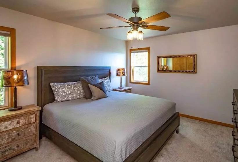 Spacious Lakeside Family Home On Big Bearskin Lake