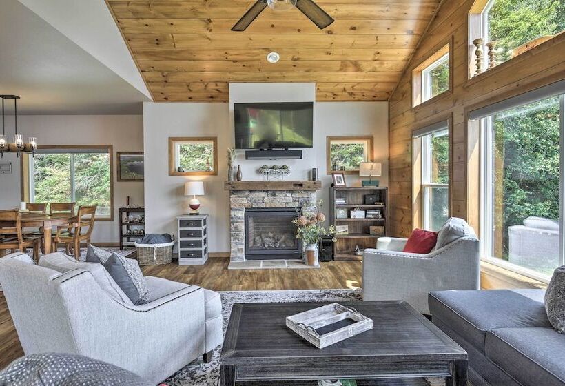 Spacious Lakeside Family Home On Big Bearskin Lake