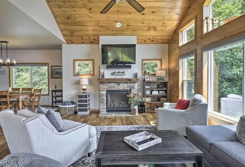 Spacious Lakeside Family Home On Big Bearskin Lake