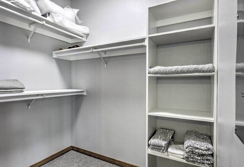 Spacious Lakeside Family Home On Big Bearskin Lake