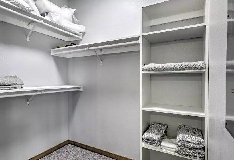 Spacious Lakeside Family Home On Big Bearskin Lake