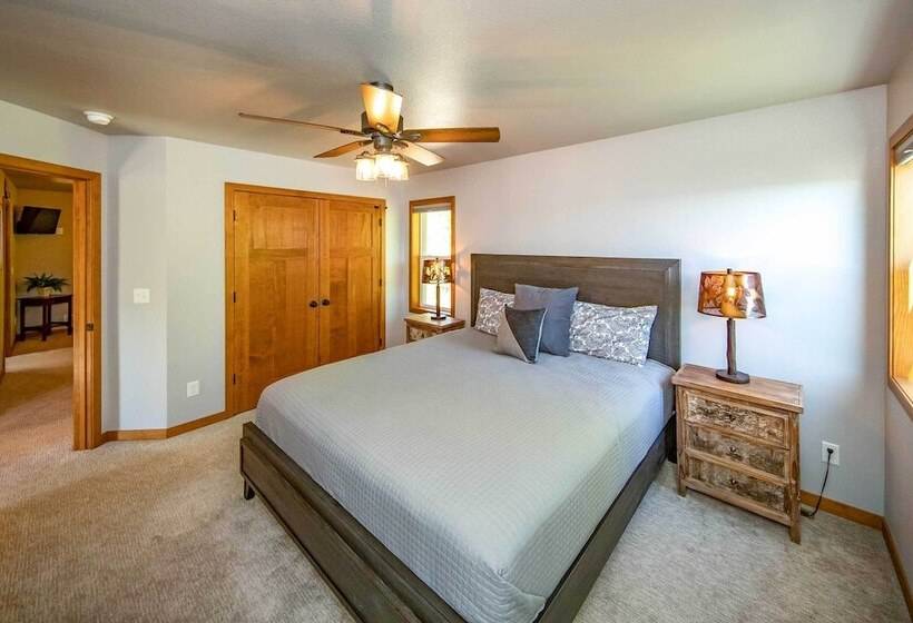 Spacious Lakeside Family Home On Big Bearskin Lake