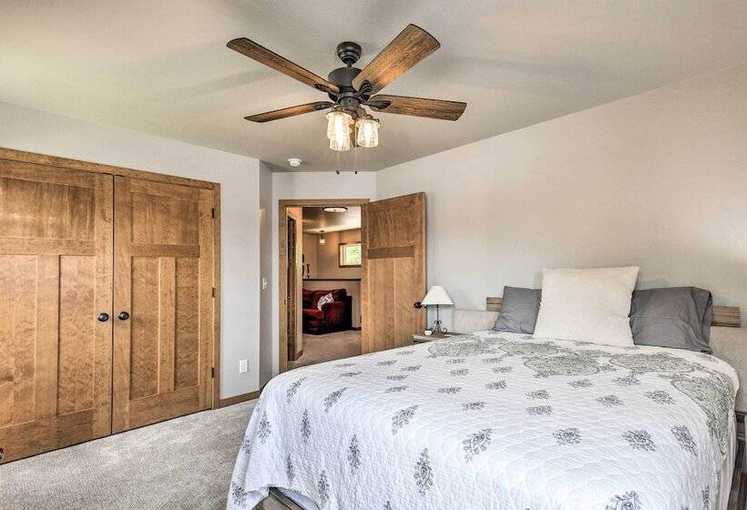 Spacious Lakeside Family Home On Big Bearskin Lake