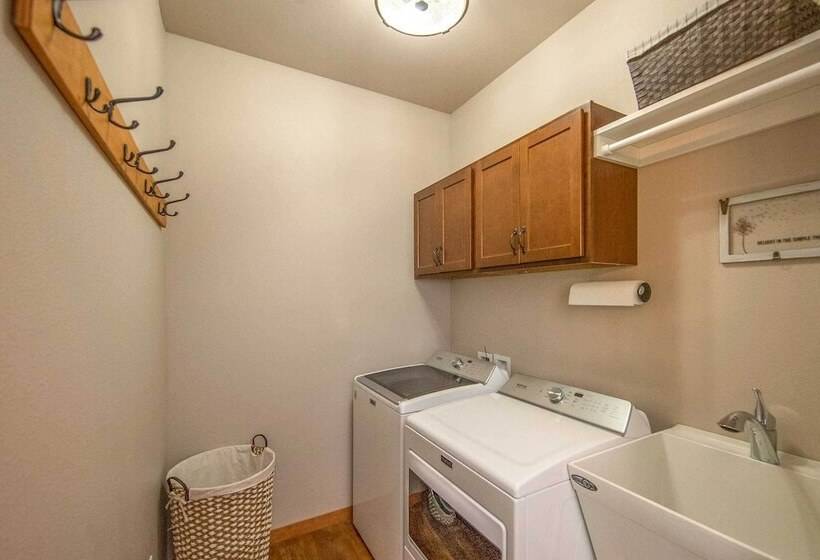 Spacious Lakeside Family Home On Big Bearskin Lake