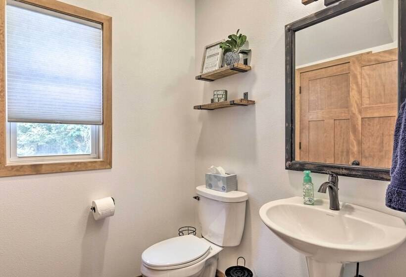 Spacious Lakeside Family Home On Big Bearskin Lake