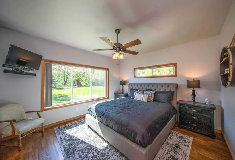 Spacious Lakeside Family Home On Big Bearskin Lake