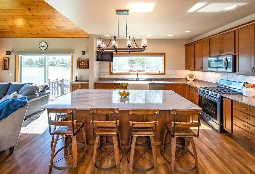 Spacious Lakeside Family Home On Big Bearskin Lake