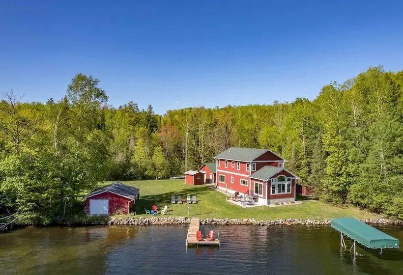 Spacious Lakeside Family Home On Big Bearskin Lake