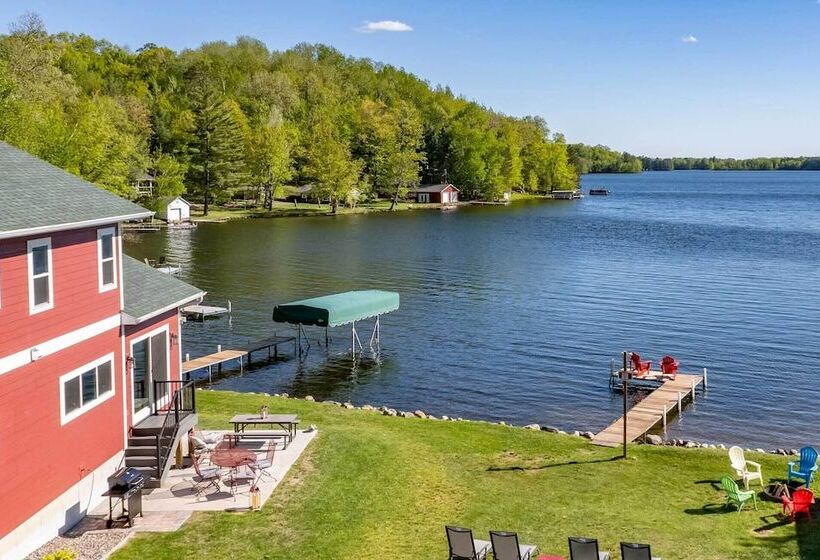 Spacious Lakeside Family Home On Big Bearskin Lake