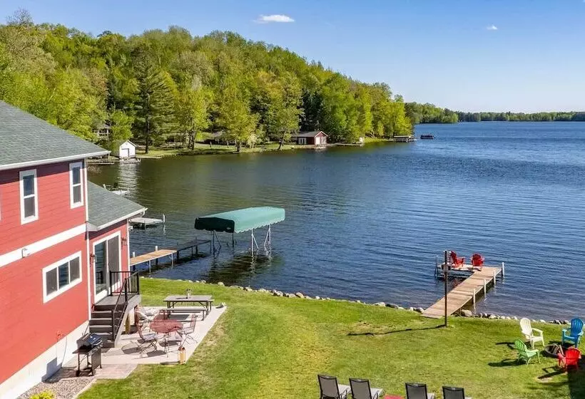 Spacious Lakeside Family Home On Big Bearskin Lake