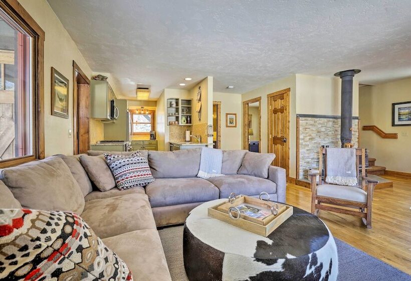 Spacious Grand Lake Cabin W/ Hot Tub & Deck