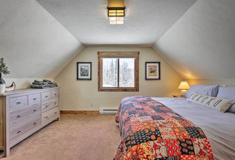 Spacious Grand Lake Cabin W/ Hot Tub & Deck